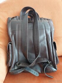Hnědý kožený batoh s rozměry 43x32x18