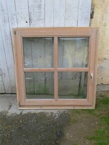 Dřevěné okno 111 x 113 cm