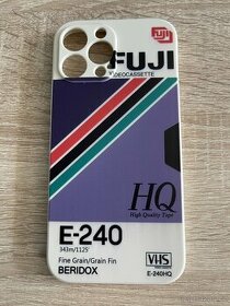Kryt s retro FUJI VHS motivem pro iPhone 13 Pro/Pro Max