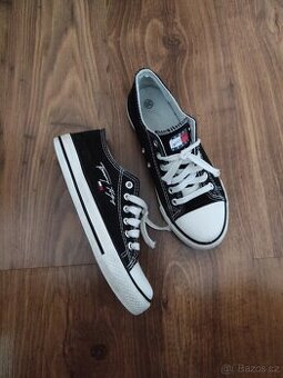 Plátěné boty s nápisem Tommy Hilfiger vel 38