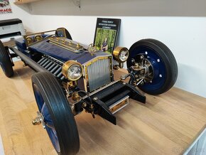 Ručně vyrobený model automobilu.