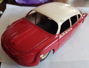 Staré hračky TATRA 603 a závodné auto od ITES