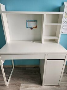 Přídavný díl k psacím stolu Ikea Micke.