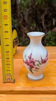 Malá čínská porcelánová váza