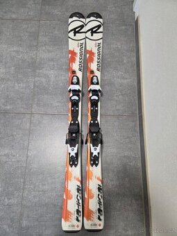 dětské lyže rossignol 120 cm a 2x helma na lyže