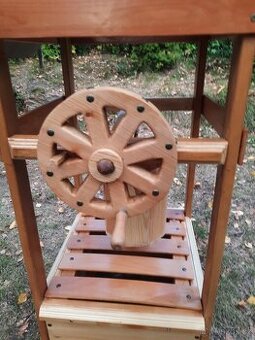 Dřevěná zahradní studna