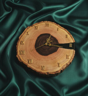 hodiny s epoxidovou pryskyřicí