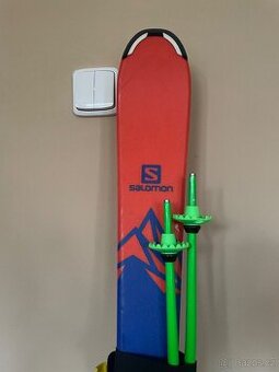 Lyže a hůlky a vázaní