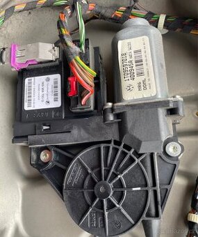 Motorek stahování okna VW / Škoda / Seat – plně funkční