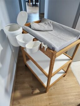 Přebalovací pult s příslušenstvím