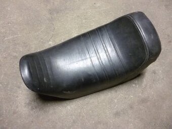 Suzuki RG 50. Sedadlo.  Rok 1985