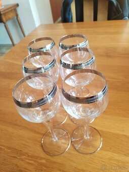 Historické sklenky na víno, luxusní.