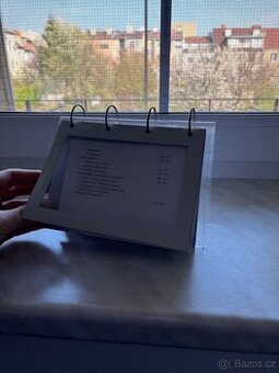 Stolní plexi stojánek s kroužkovou vazbou