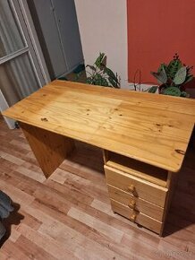 Dřevěný psací stůl