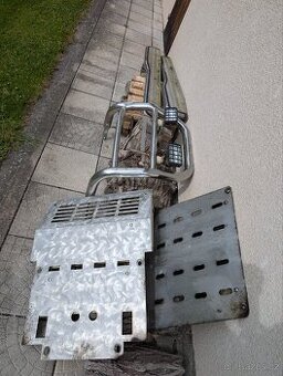 Prodám nášlapy, přední rám, kryt motoru a diferenciálu