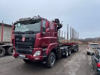 Řidič lesovozu s hydraulickou rukou pro přepravu dřeva