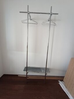 Věšák (praktický, variabilní)