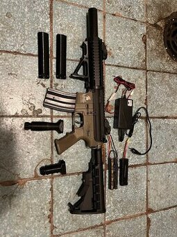 Airsoft M4/AR15 útočná puška s příslušenstvím