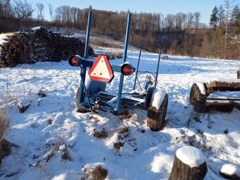 Jednonápravový přívěs na dřevo, objem 4 m3,valník, osvětlení