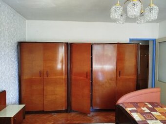 Retro ložnice postel skříně stolky zrcadlo sestava