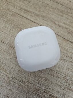 Samsung Galaxy Buds 2. Nabíjecí case