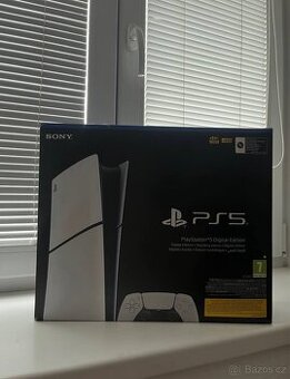 PS5 Slim , Záruka 12/26.Mechanika , 2 ovladače