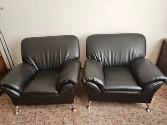 Koženková křesla.