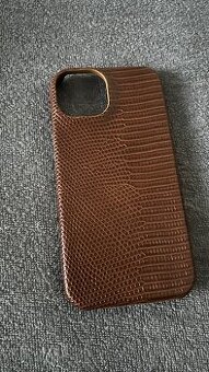 Hnědý kryt s imitací hadí kůže na iPhone 14