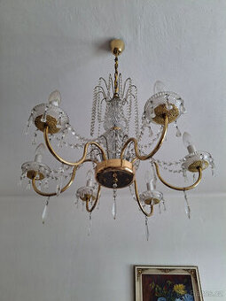 KŘIŠŤÁLOVÝ LUSTR A POKOJOVÁ LAMPA.