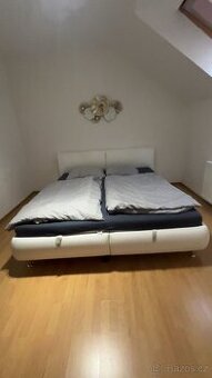 Dvoulůžková postel