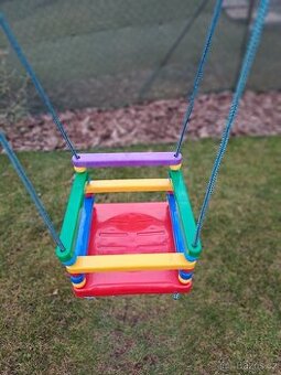 Barevná houpačka pro nejmenší děti