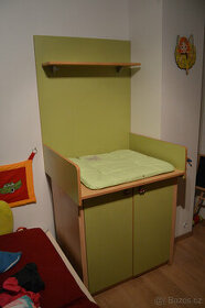 Prebalovaci pult s úložným prostorem