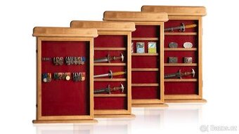 Masivní dubová vitrína střední