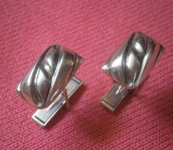 STAROŽITNÉ STŘÍBRNÉ MANŽETOVÉ KNOFLÍKY.