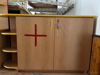 Lékařská skřínka + gauč pro děti