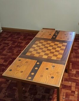 Konferenční stůl se šachovnicí