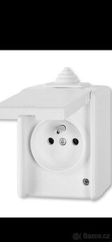 Zasuvka na zeď ip 44