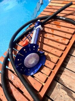 Poloautomaticky vysavač do bazénu