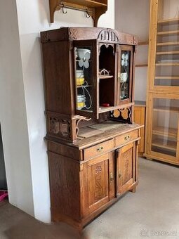 Starší nábytek – více kusů (vitrína, komoda, stůl, skříň)