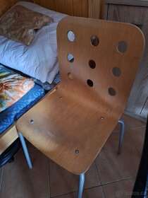 Dřevěná židle, kovové nohy