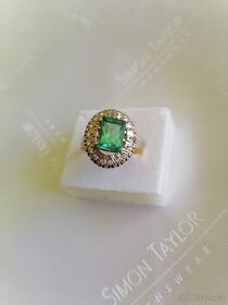Zlatý luxusní prsten s diamanty a smaragdem