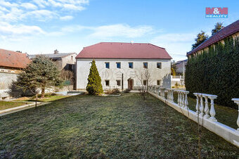 Rodinný dům 6+1 370m2, Klobuky, Kladno