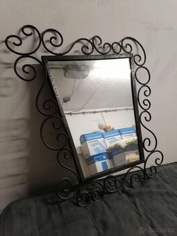 Dobové kované zrcadlo