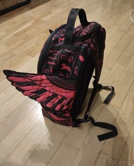 Kultovní batoh/aktovka SPRAYGROUND. PC 3500,-.
