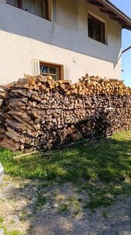 Dřevo štípané a řezané