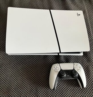 Ps5 + volant s pedály komplet.