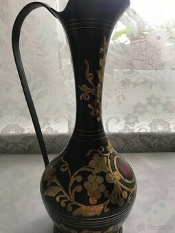 Černé tepané karafy, váza a vintage