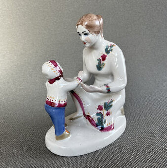 Porcelánová soška První krůčky 16 cm, Polonne USSR