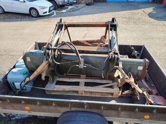 Čelní drapák na kulatinu.