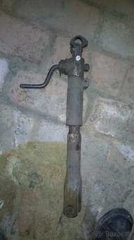 Pravá svislá vzpěra Zetor URI